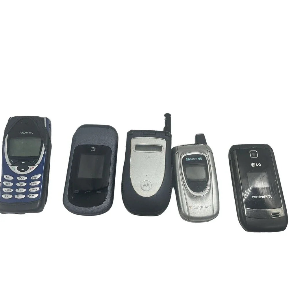 Lot 5 Vintage Cell Phone Flip Phones from Various Brands FOR PARTS, AS IS.